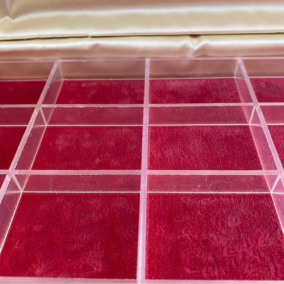 Vintage Floral Embossed 1960’s Cream and Pink Jewelry Box - Picture 5 of 16